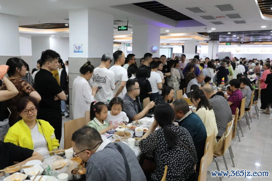 网上配资官网 米饭蒸了1000多斤，饭菜“秒没”！政府食堂火上热搜